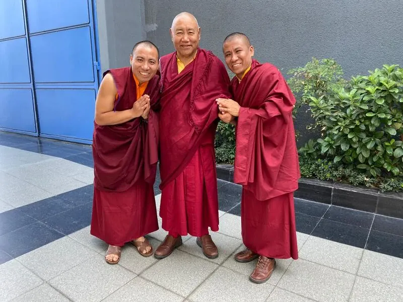 Khenchen junto a Drupön Lama Dorje y Khenpo Gyatso