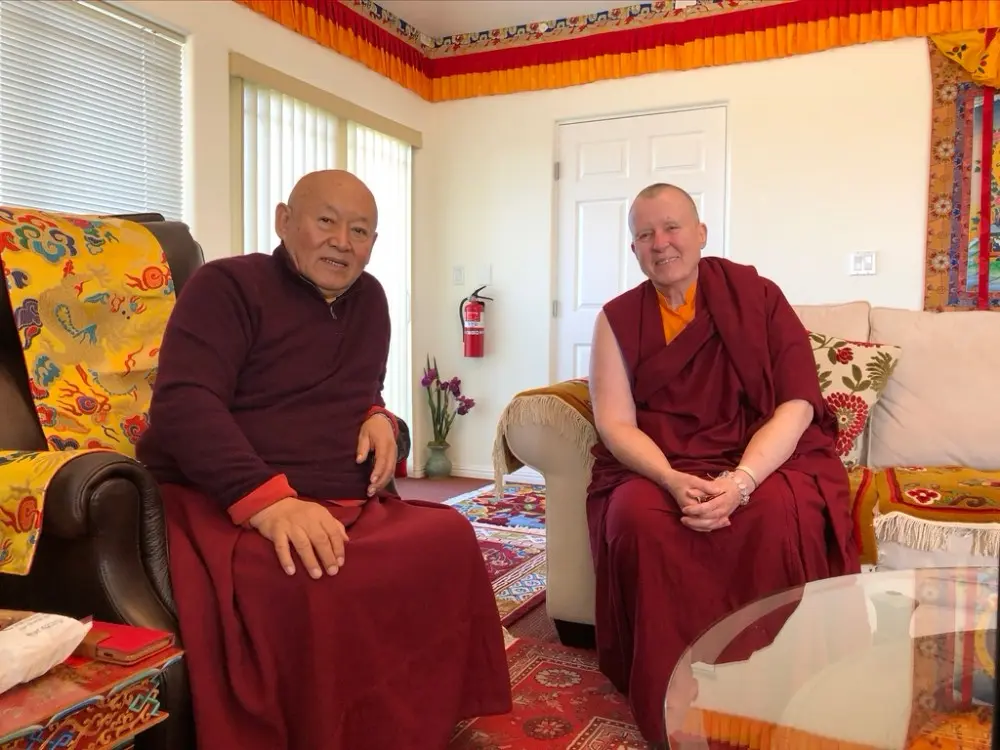 Drikungpa Thinle Lhündrup junto a Khenmo Drölma