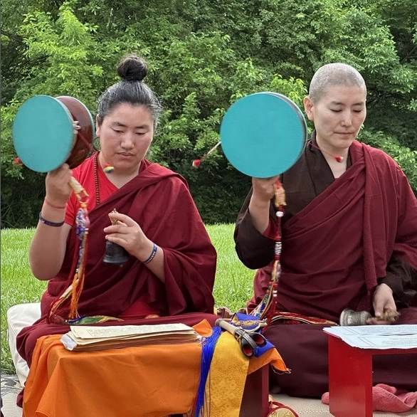 Khenmo Konchok Tsechik junto a Lopön Acharya Gamtso